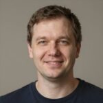 Улыбающийся мужчина, оставивший положительный отзыв о прозрачности партнерских ссылок на сайте Lime Dish Media